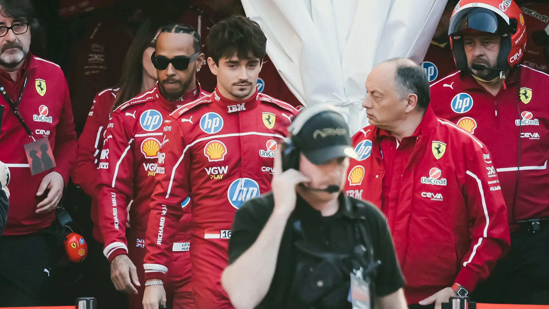 Il pilota inglese ha apertamente criticato la strategia di gara della Ferrari, utilizzando anche alcune battute sarcastiche