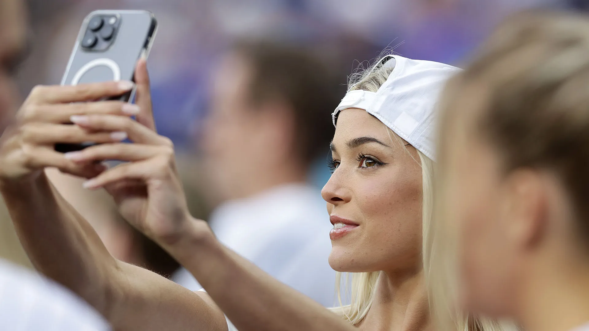 Livvy Dunne ha indossato una semplice maglietta bianca e un berretto da baseball