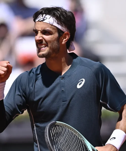 Roland Garros, Lorenzo Musetti cede un set ma approda agli ottavi