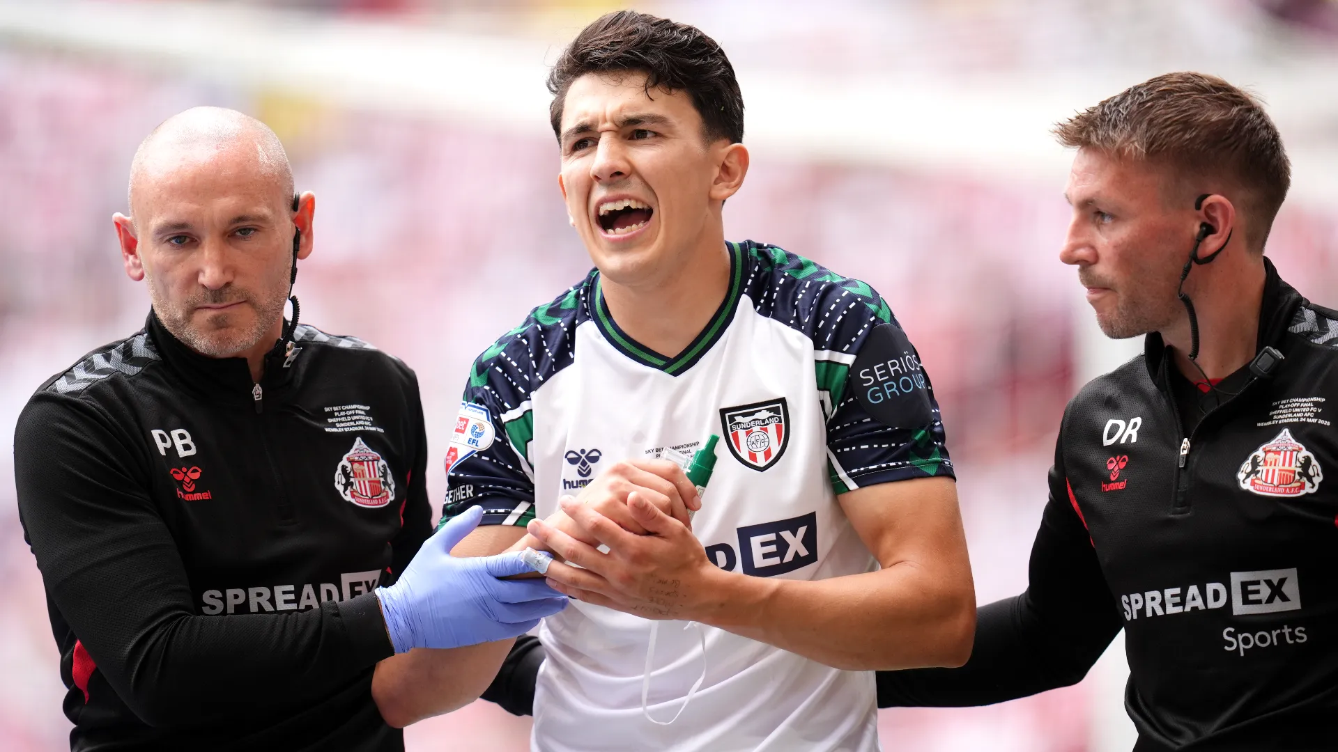 Luke O'Nien ha dovuto lasciare il campo dopo appena 8 minuti di gioco durante Sheffield United-Sunderland
