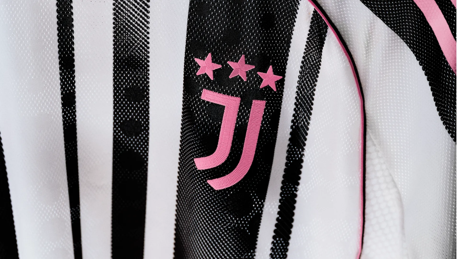 Adidas ha svelato il nuovo Kit Home della Juventus 