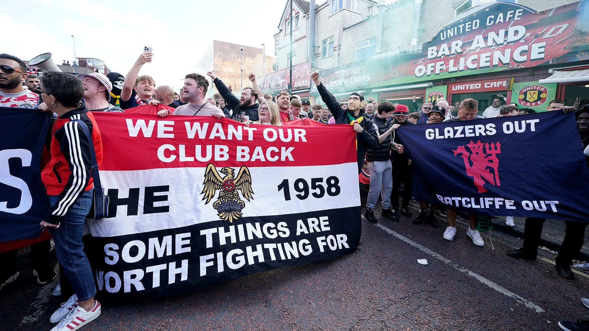 Esplode la rabbia, impressionante protesta dei tifosi del Manchester United
