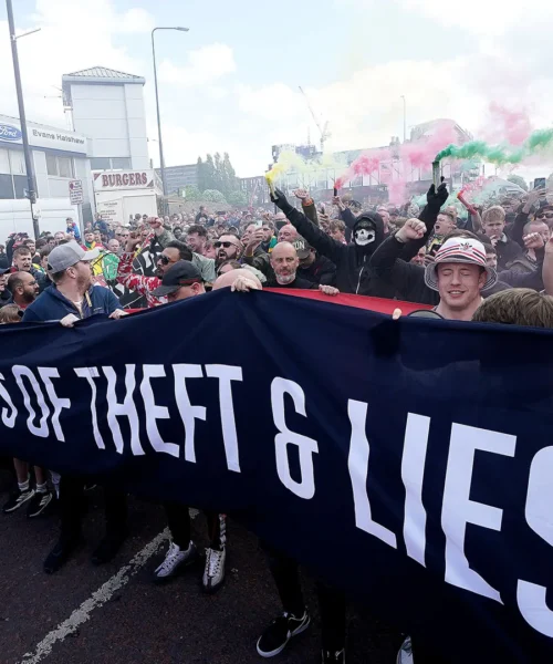 Esplode la rabbia, impressionante protesta dei tifosi del Manchester United. Foto
