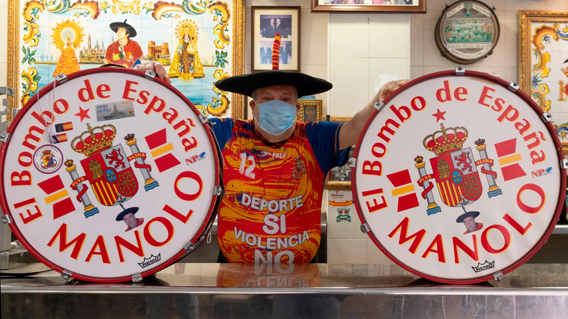 Il suo tamburo portava i colori e i simboli della Spagna

