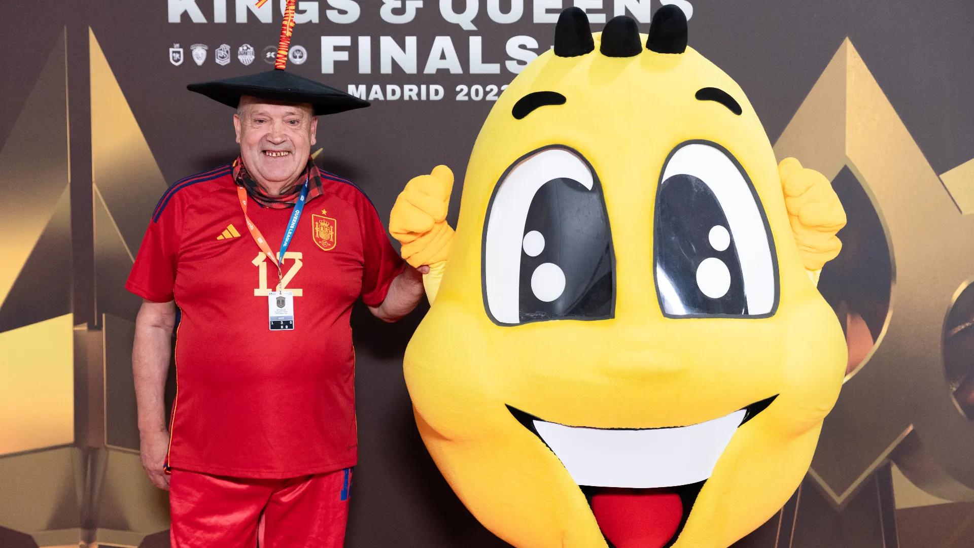 Nella sua vita è andato al seguito delle Furie Rosse per 10 edizioni dei mondiali e 8 degli Europei
