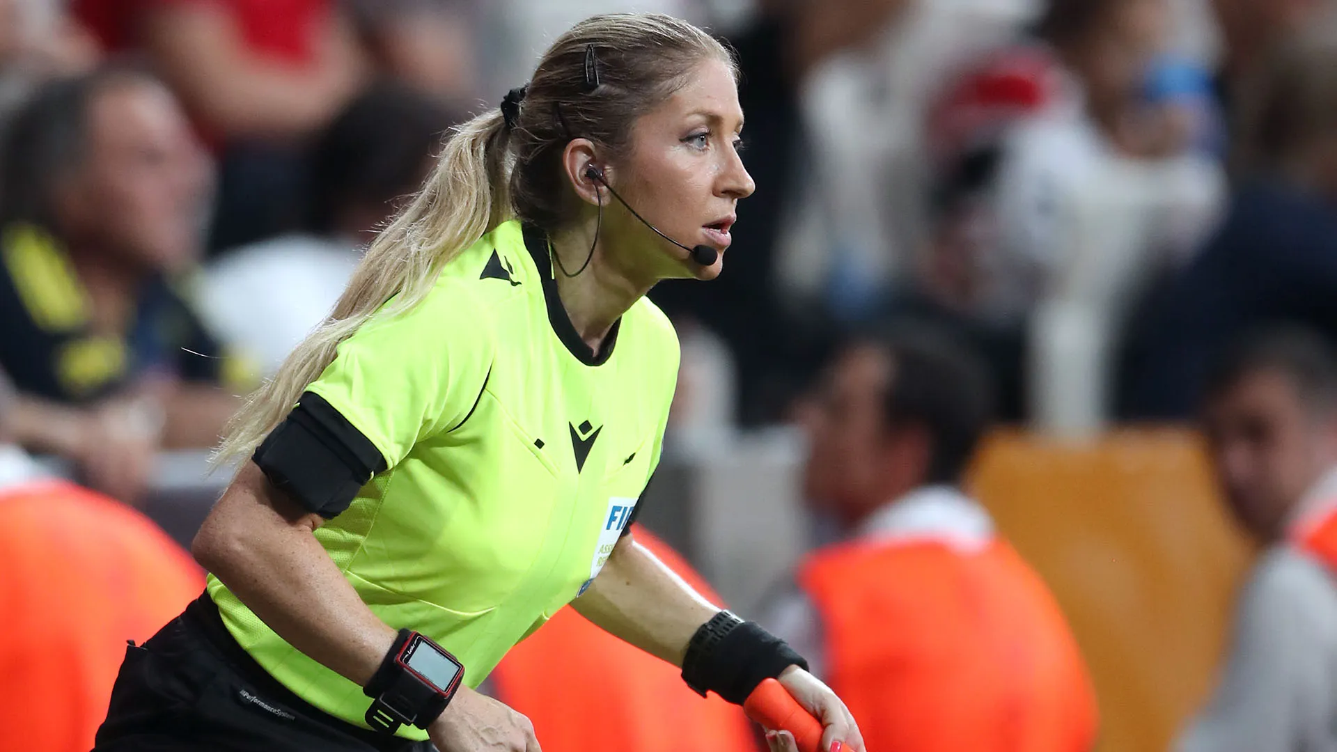 Prima italiana ad arbitrare una finale mondiale femminile, Nicolosi ha preso parte anche a due Olimpiadi