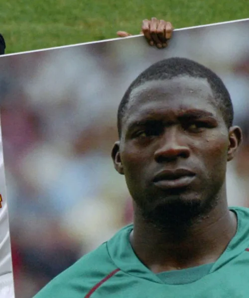 Oggi Marc-Vivien Foé avrebbe compiuto 50 anni. Le foto della tragedia