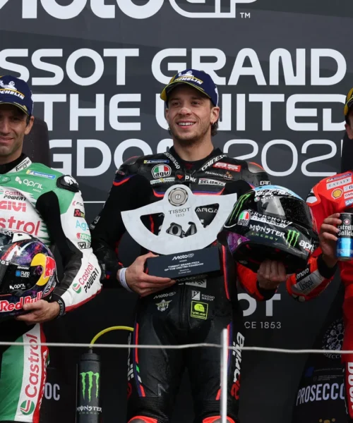 Pazzo GP a Silverstone: Bezzecchi vince davanti a Zarco e Marquez