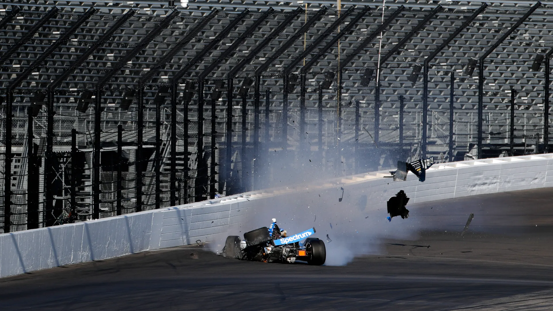 Il campione si è schiantato durante le prove libere valide per la 500 Miglia di Indianapolis della NTT IndyCar Series
