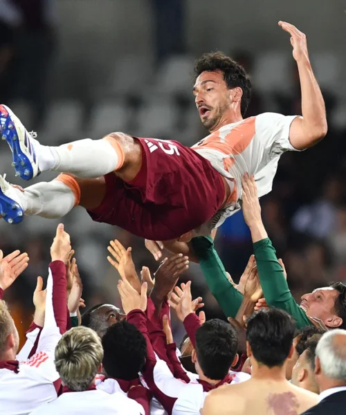 Hummels festeggiato dai compagni di squadra: era la sua ultima partita. Foto