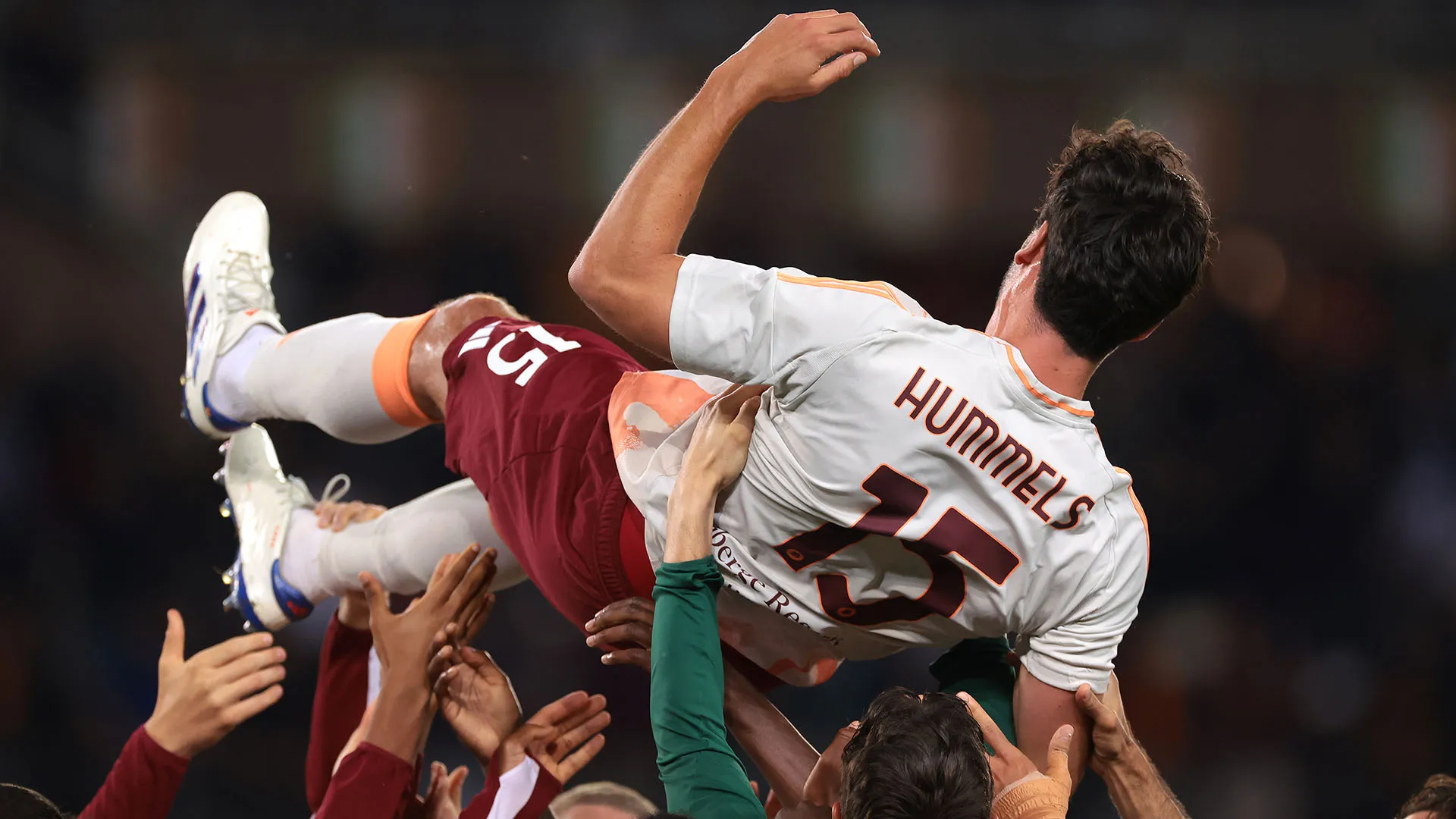 Tutta la squadra lo ha lanciato in aria e il pubblico ha applaudito