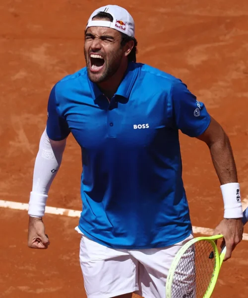 Matteo Berrettini fatica più del previsto ma è al terzo turno a Roma