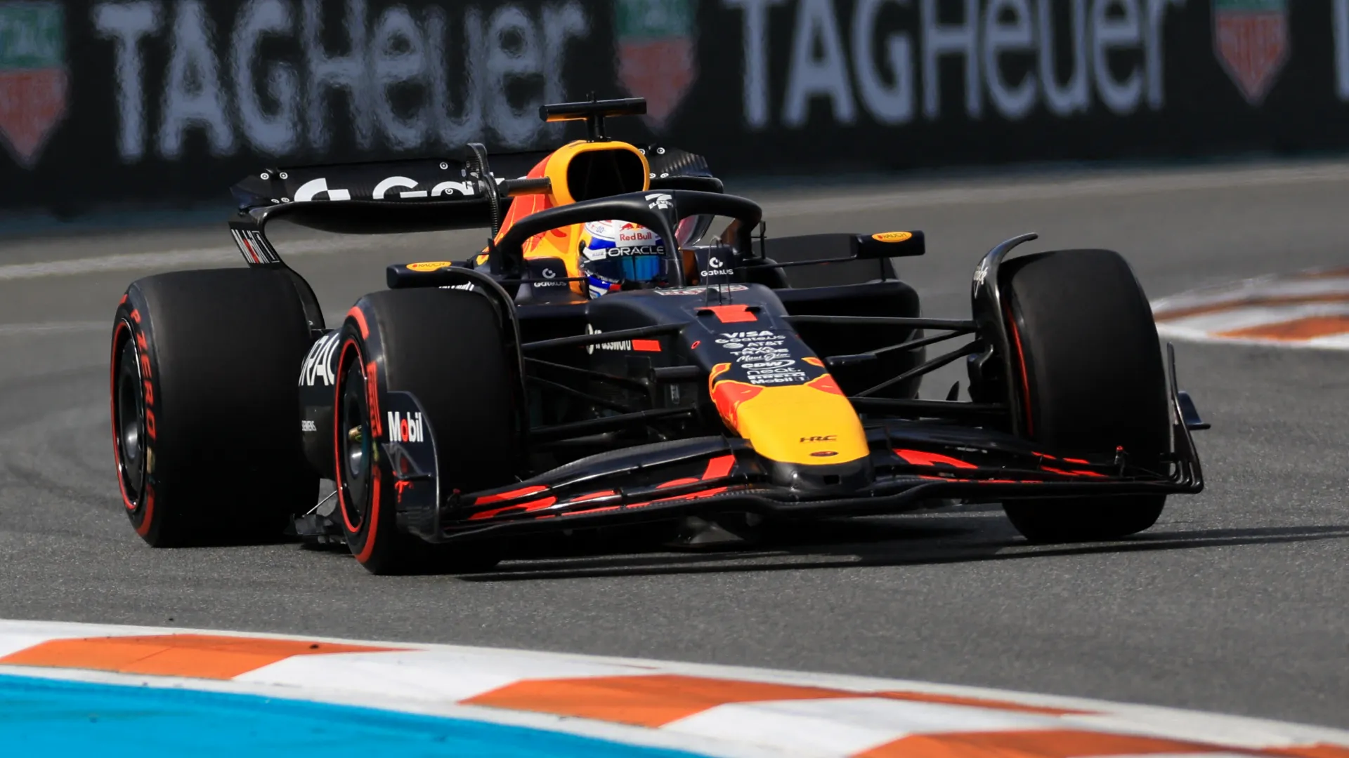 Max Verstappen in pole position a Miami. Male le Ferrari
