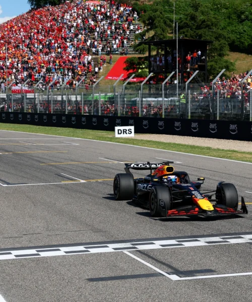 F1, Imola: Max Verstappen sorprende le McLaren, Lewis Hamilton quarto in rimonta