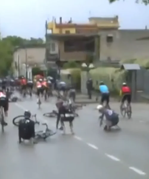 Maxi caduta al Giro d’Italia, tempi neutralizzati. Hindley via in ambulanza