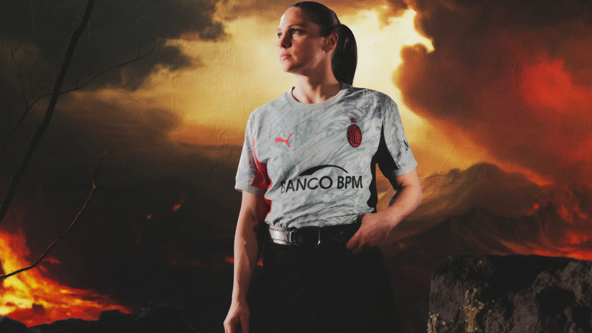 La maglia, disponibile sia in versione Authentic che Replica, farà il suo debutto in campo il 24 maggio, quando il Milan affronterà il Monza nell’ultima giornata di Serie A.