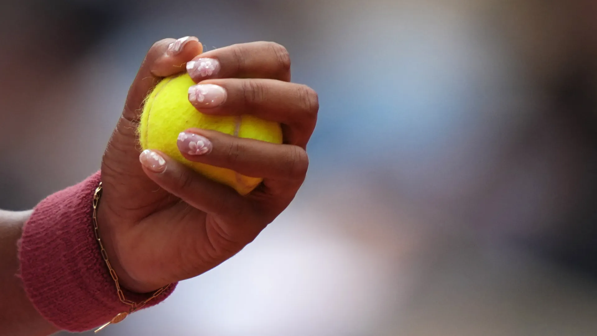 La campionessa ha anche pitturato le unghie con uno smalto dedicato ai fiori di ciliegio
