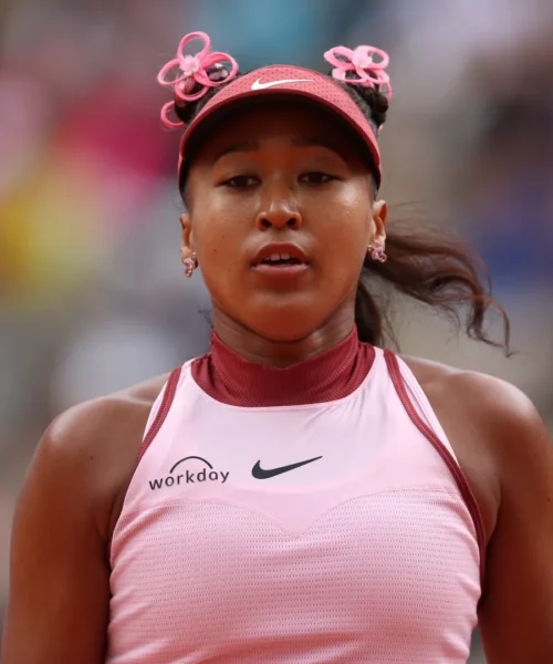 Naomi Osaka in stile Sakura, ma a Parigi sfuma la vittoria. Le immagini