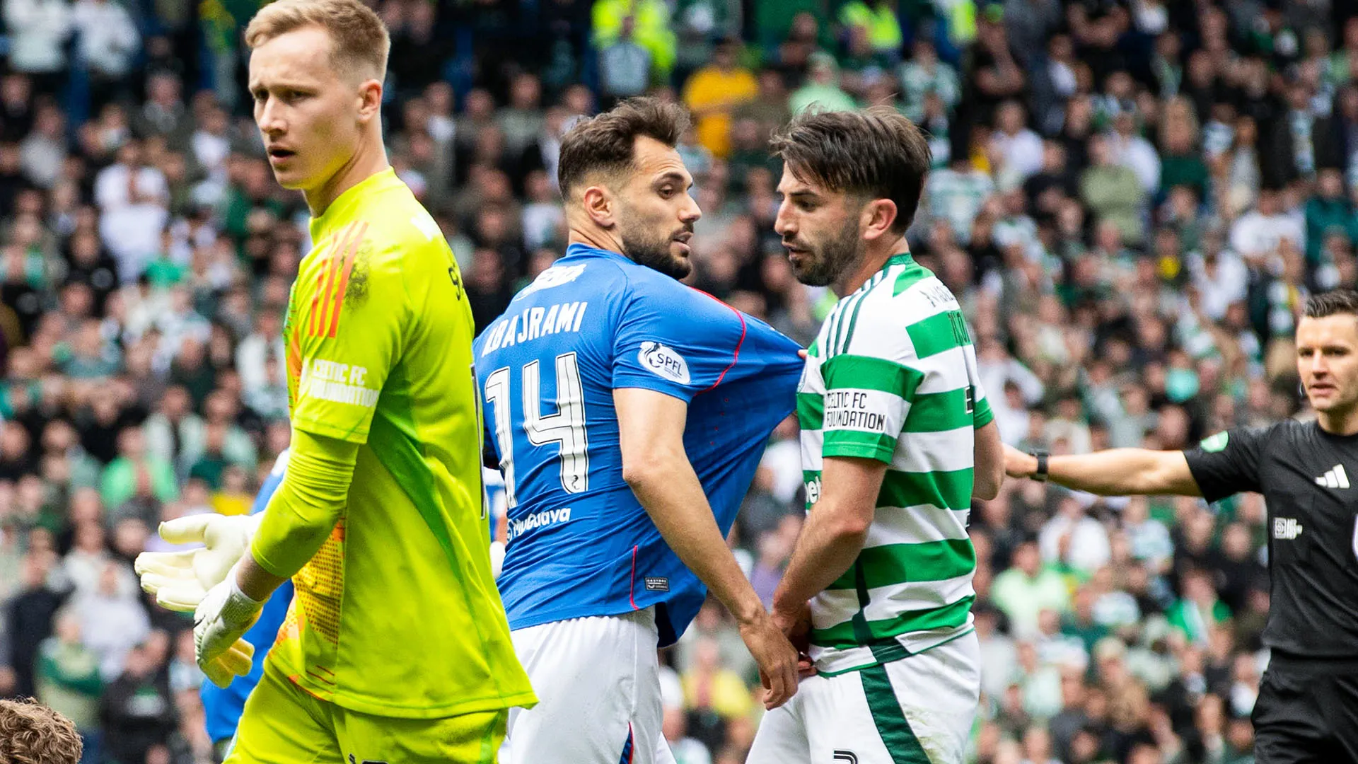Testa a testa tra Nedim Bajrami e Freg Taylor durante lo scontro tra Rangers e Celtic, nella partita valida per il campionato scozzese