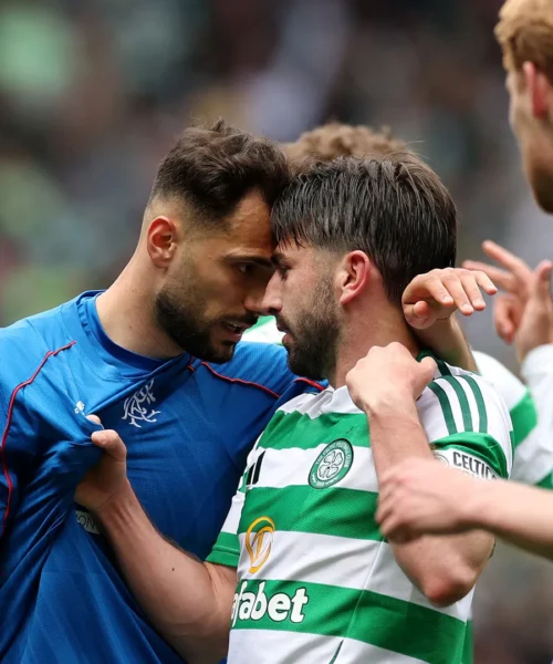 Tensione nel derby: i due giocatori hanno uno scontro ravvicinato. Foto