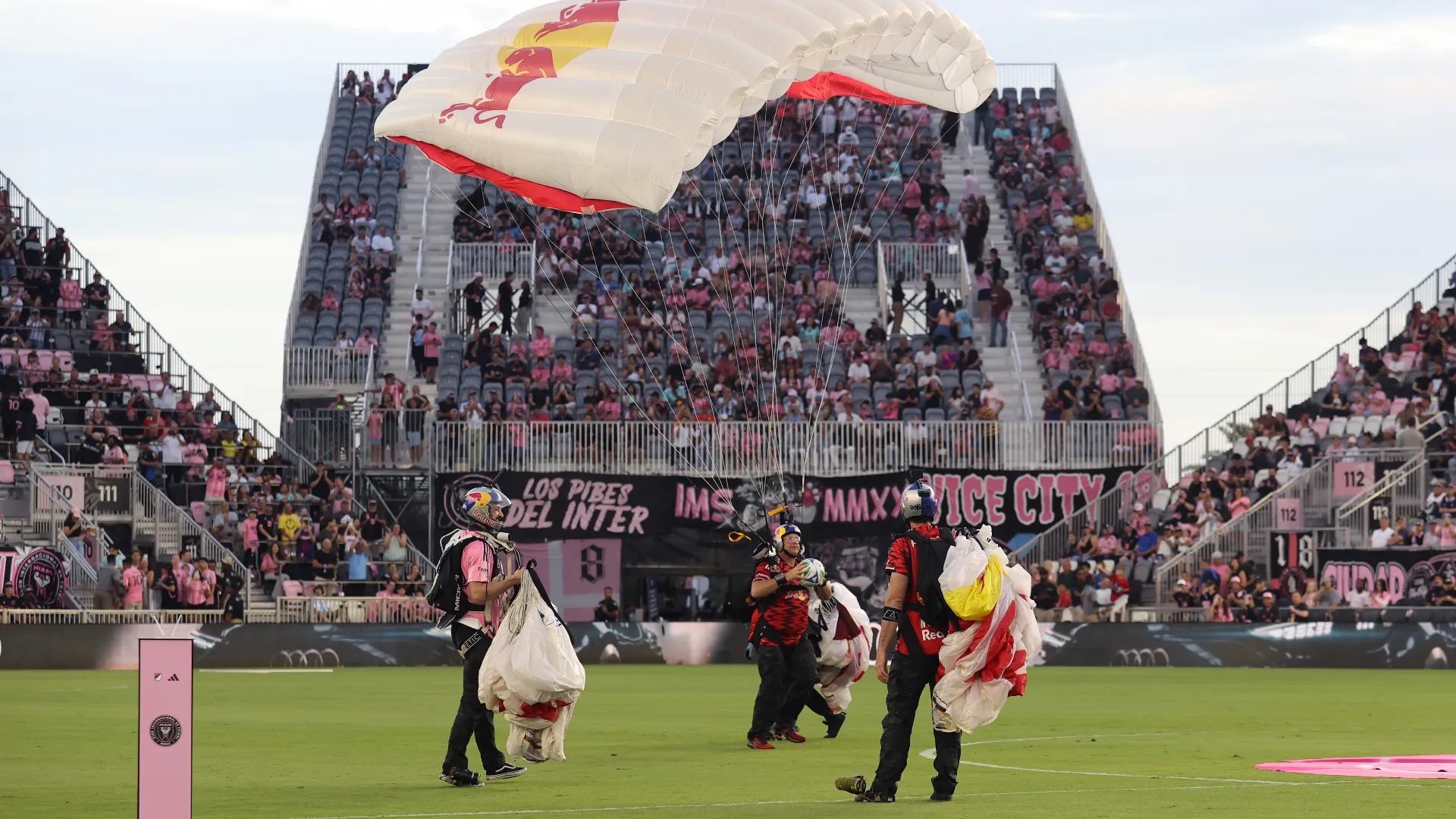 Rispetto alle altre leghe, la MLS in questo senso è più scenografica
