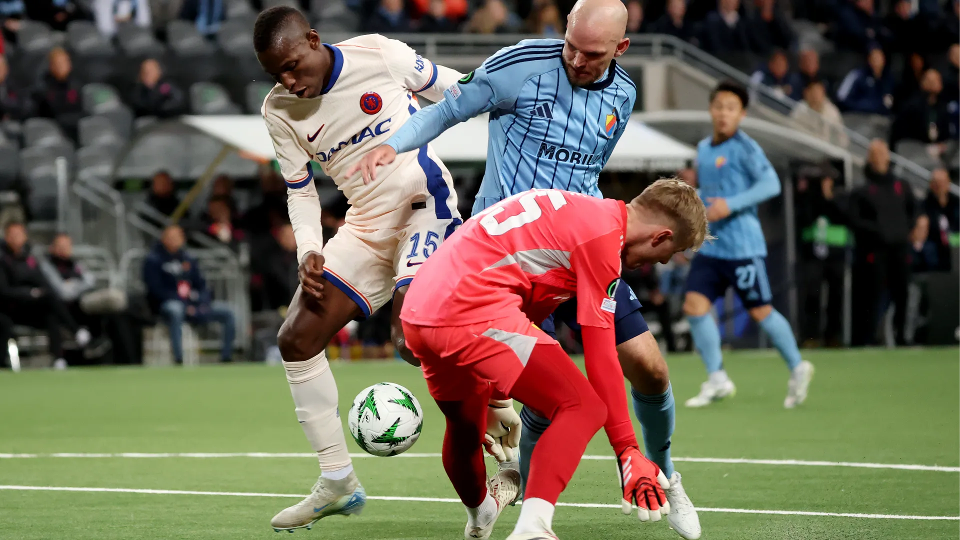 Incredibile ingenuità di Rinne e Marcus Danielson durante la sfida contro il Chelsea
