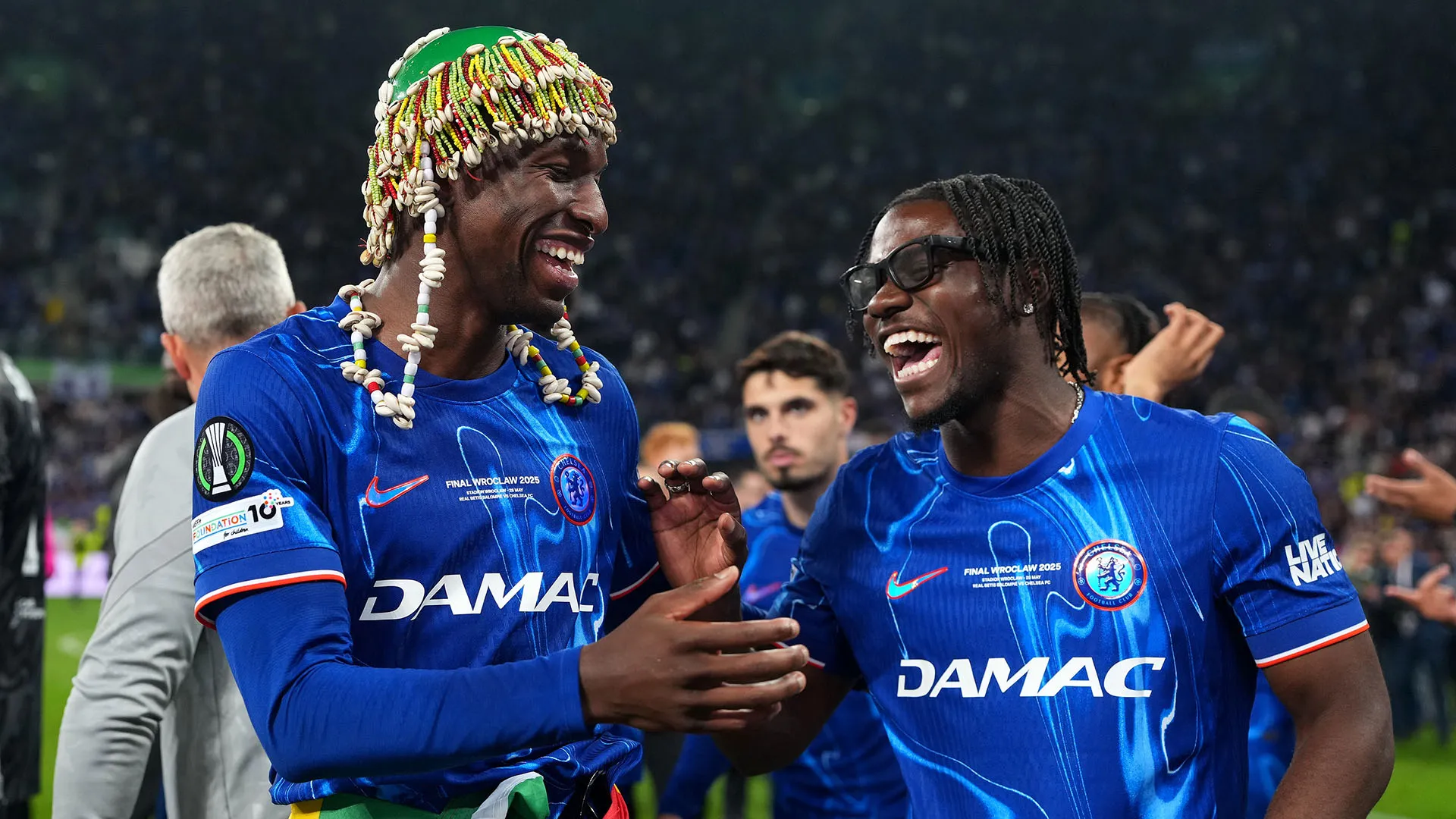 Nicolas Jackson ha sfoggiato il look afro durante i festeggiamenti per la Conference League
