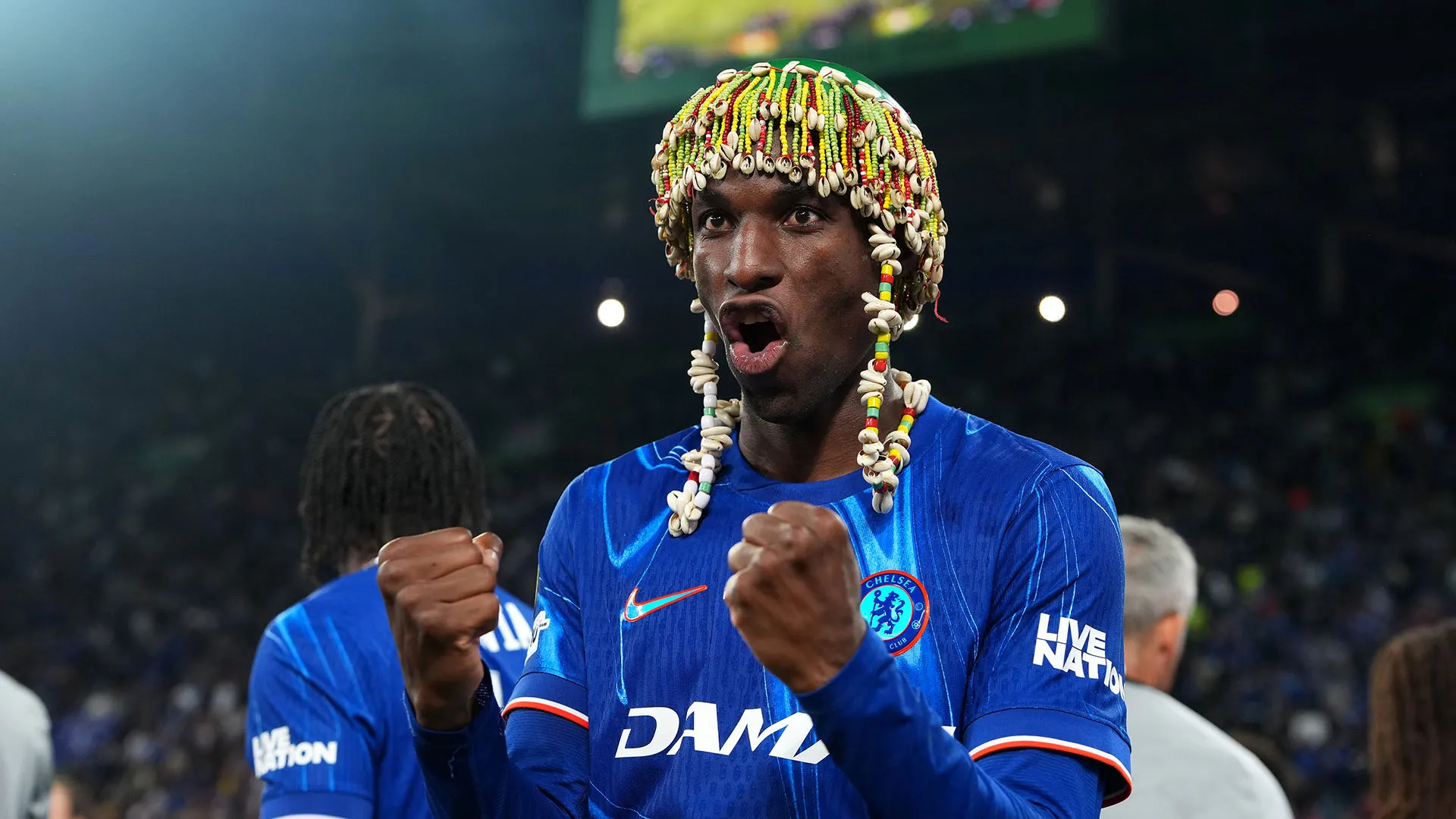 Ha indossato un cappello tipico con delle treccine tribali
