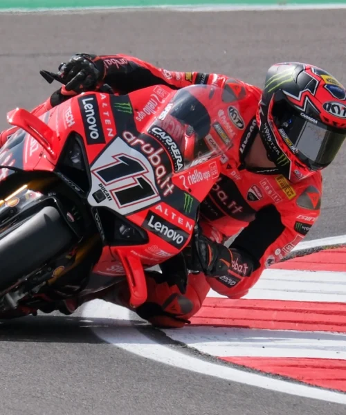 Sbk, Nicolò Bulega batte Toprak Razgatlioglu in gara-1 a Cremona