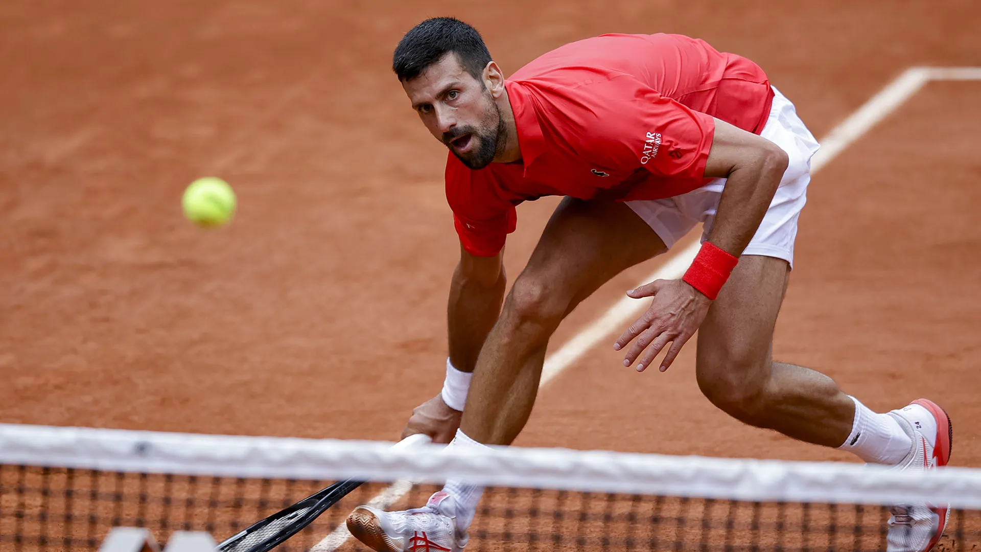 Il campione serbo si è qualificato al terzo turno del Roland Garros