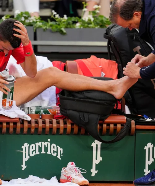Novak Djokovic più forte del dolore: le foto