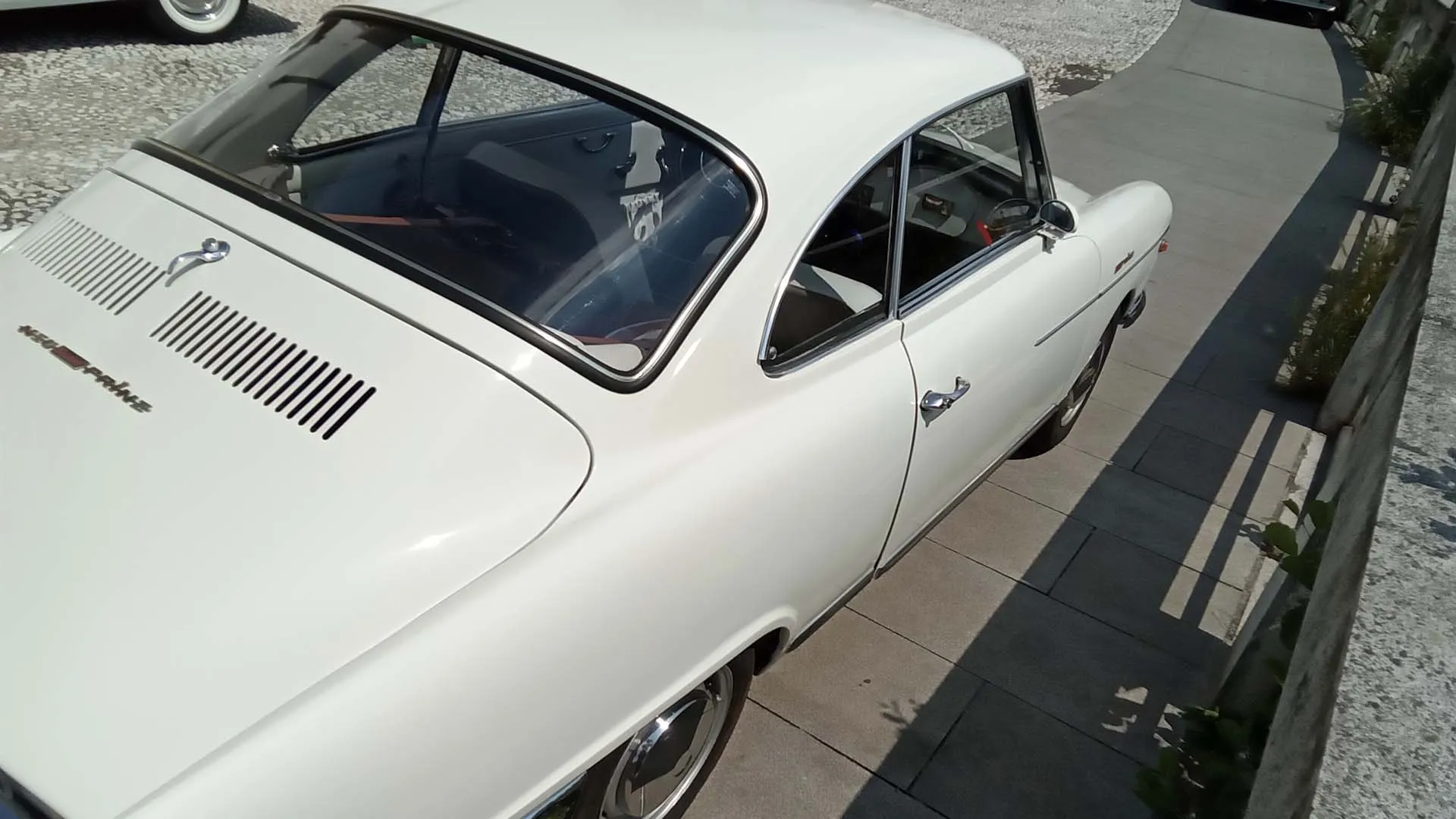 Lateralmente si fa apprezzare per le fiancate pulite e il tetto spiovente, marchio di fabbrica del design Bertone