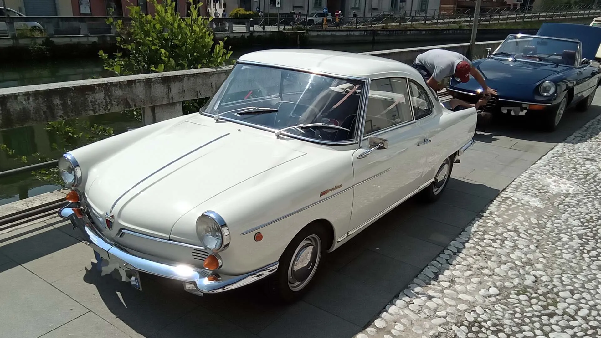 Nel 1964 arrivarono i freni a disco all’avantreno, presi dalla Prinz 1000, e pneumatici tubeless