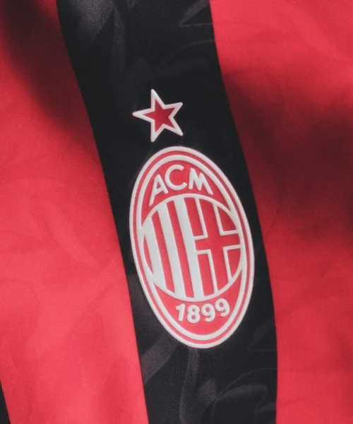 Il Milan riparte dalla nuova maglia: le foto