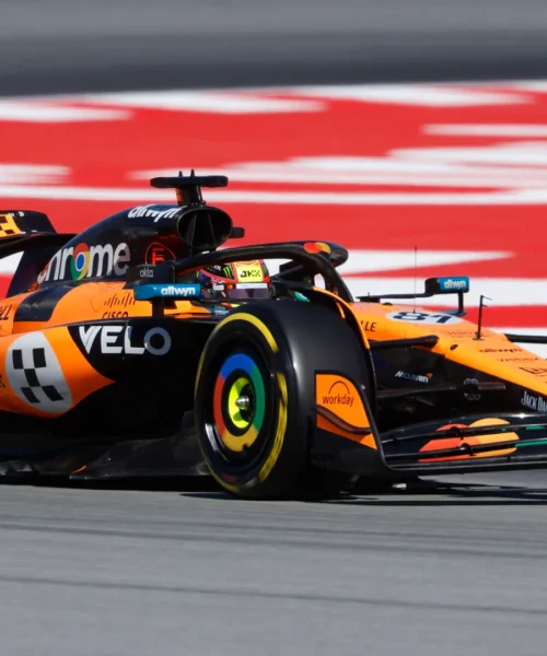 F1, GP Spagna: Piastri batte Russell nelle Libere 2, Ferrari lontane
