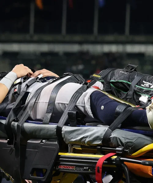Infortunio terribile, tifosi in lacrime e ambulanza in campo. Le foto