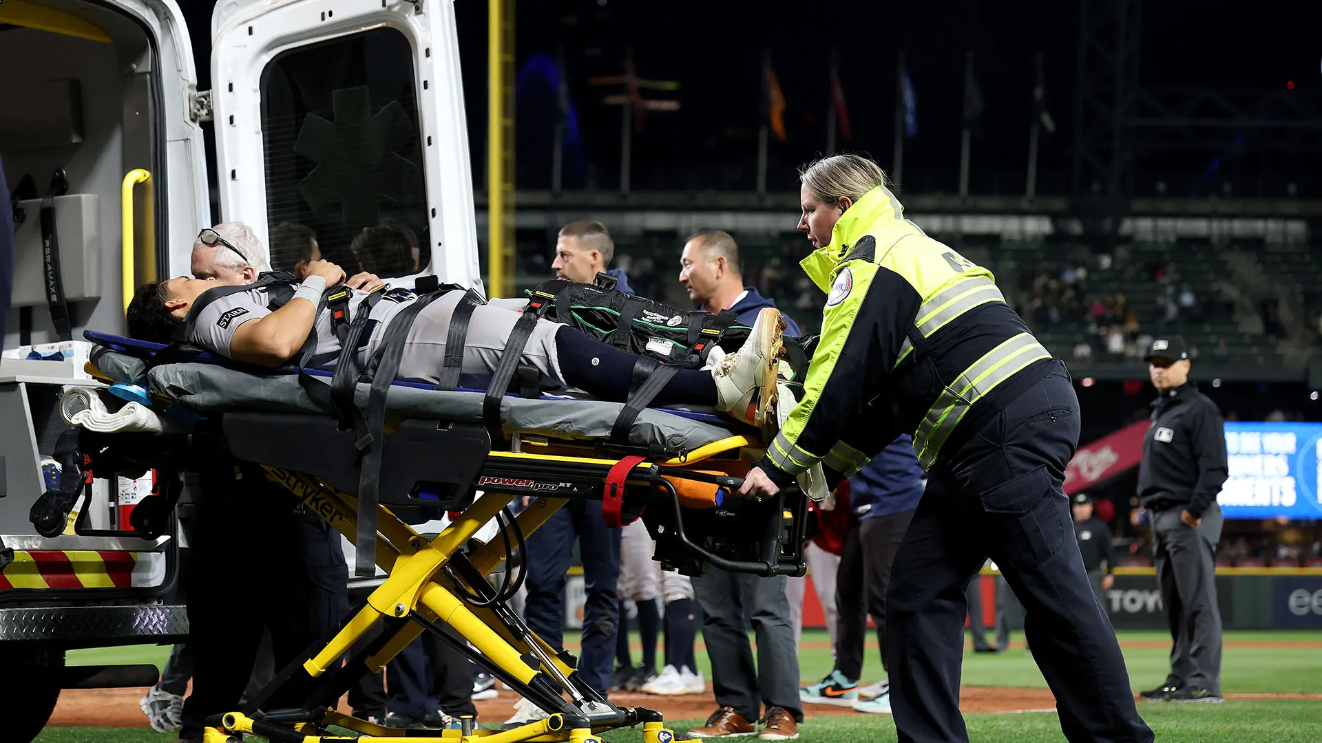 Infortunio terribile, tifosi in lacrime e ambulanza in campo
