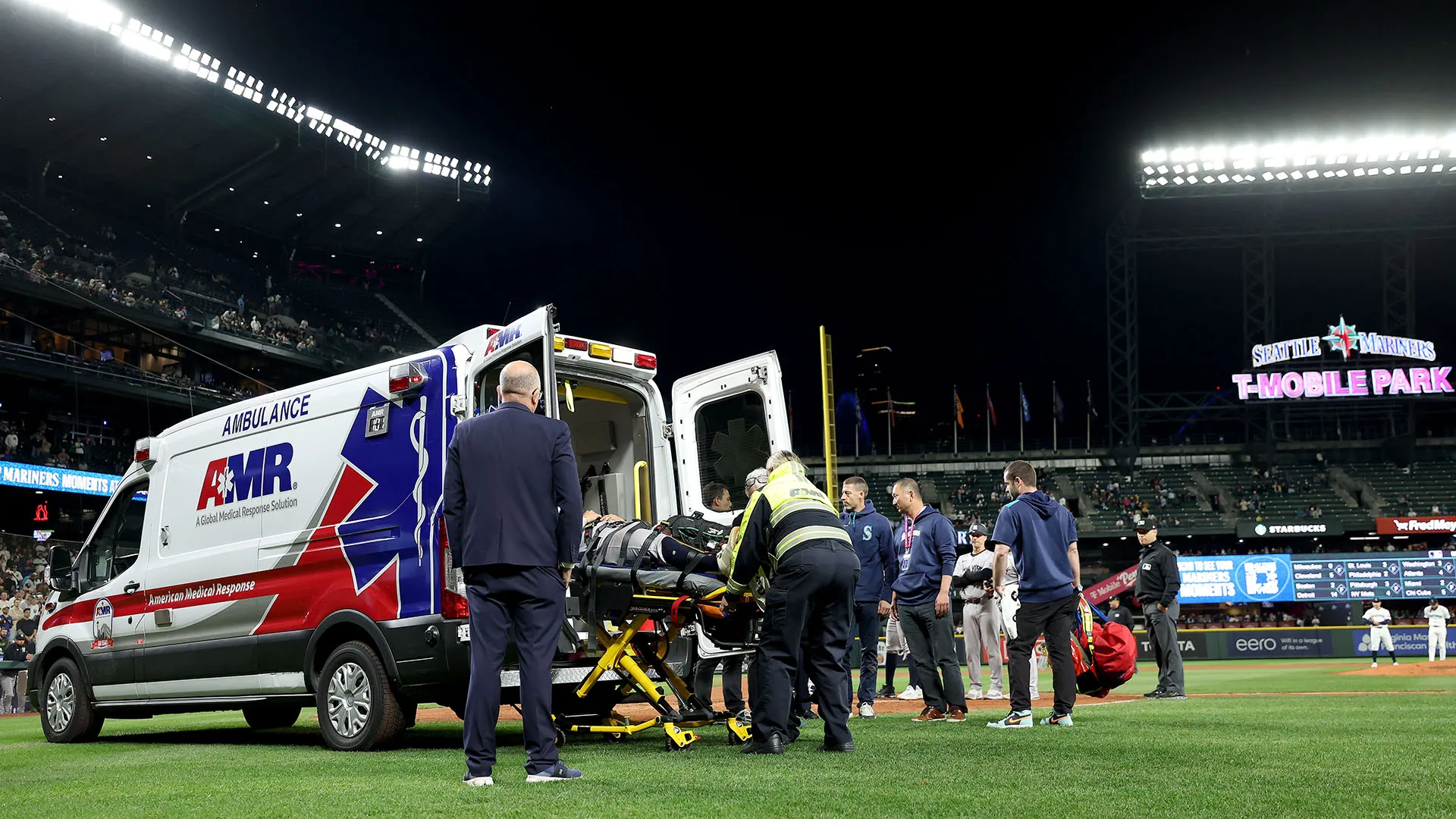 Sono stati inquadrati vari tifosi in lacrime sugli spalti
