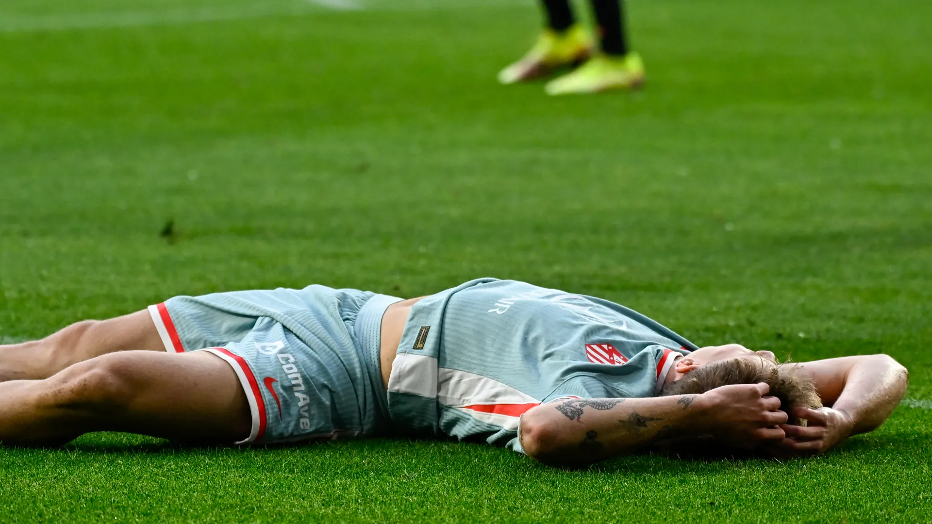 Il campione ha sbattuto violentemente contro Marcos Llorente ed è finito a terra
