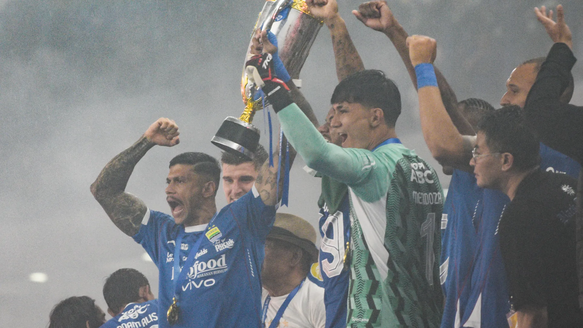 Il club ha sede a Bandung, nella zona dell'Ovest Giava
