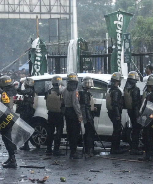Tifosi scatenati, interviene la polizia antisommossa: le foto