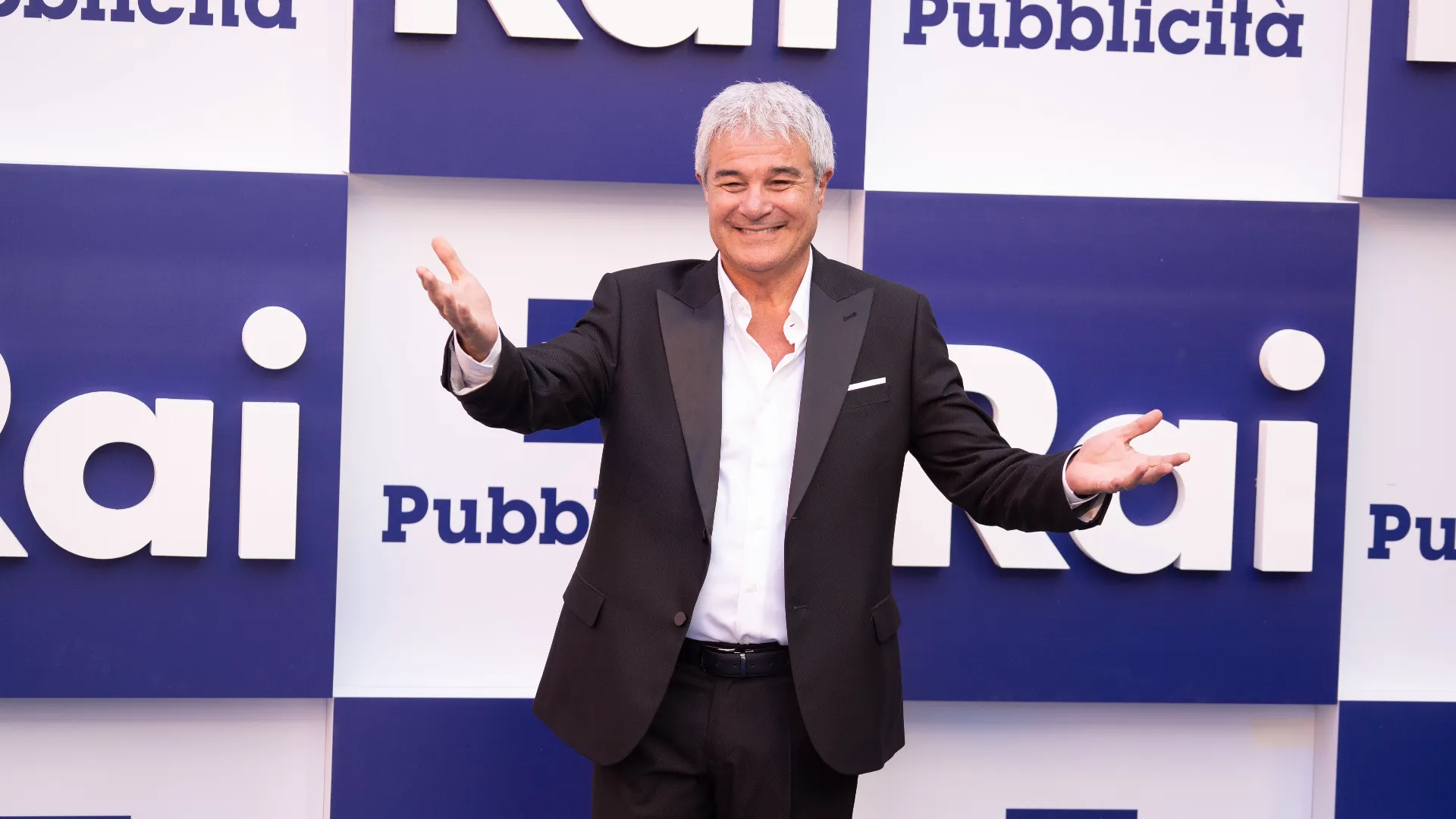 Parlando degli ascolti del suo programma "Reazione a Catena", Pino Insegno ha scherzato: "Spero che a Jannik venga un raffreddore"