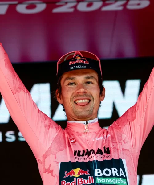 Giro d’Italia 2025: la crono di Tirana a Joshua Tarling, Primoz Roglic è già maglia rosa