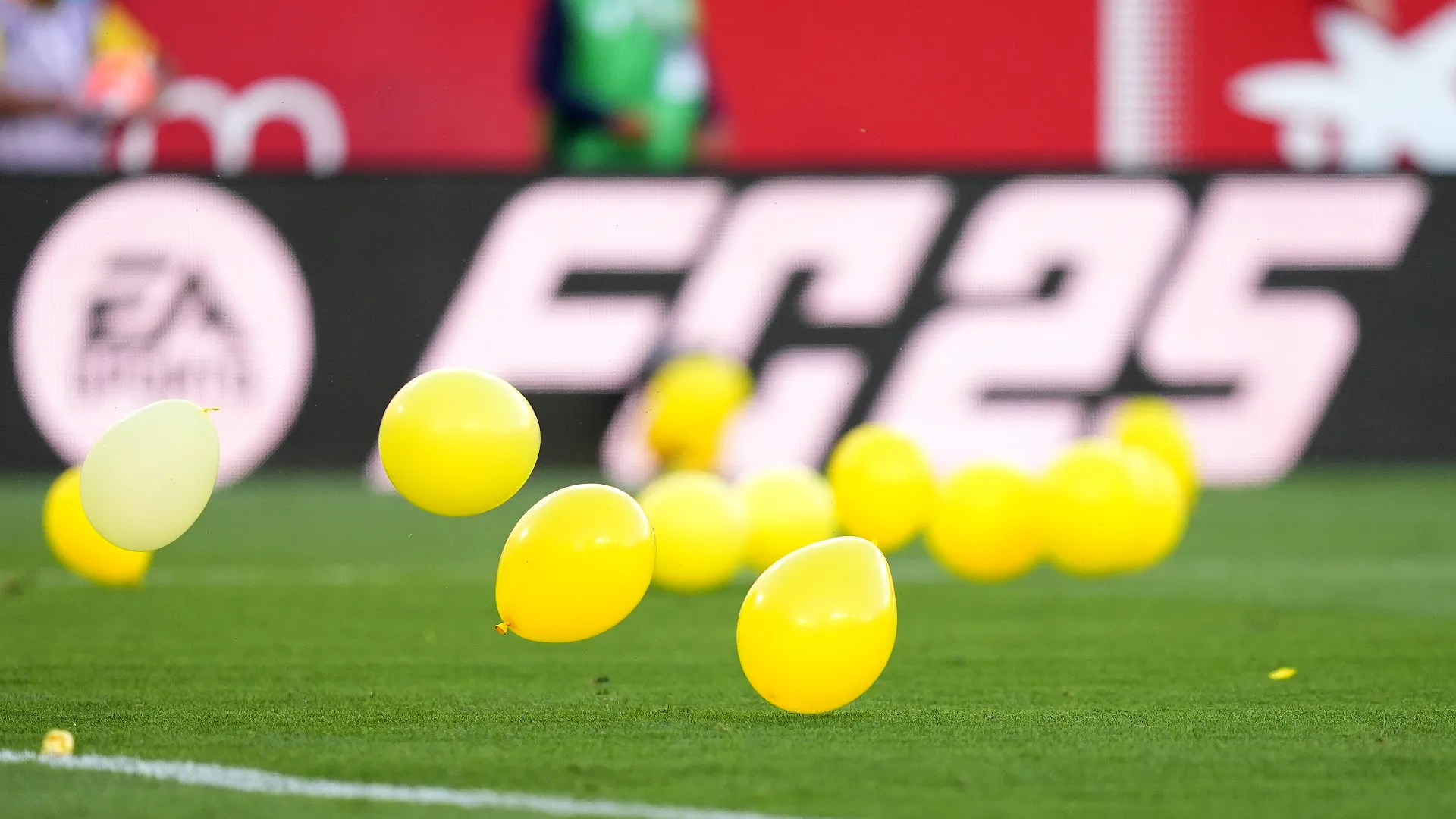 Il terreno di gioco sotto la curva del Siviglia era invaso dai palloncini
