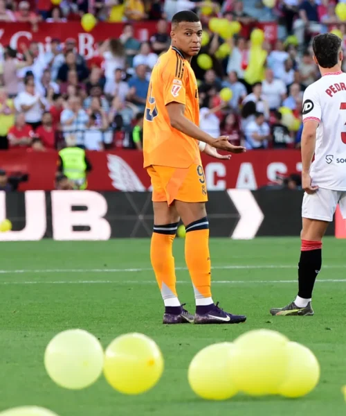 Protesta dei tifosi: Kylian Mbappé confuso, le immagini