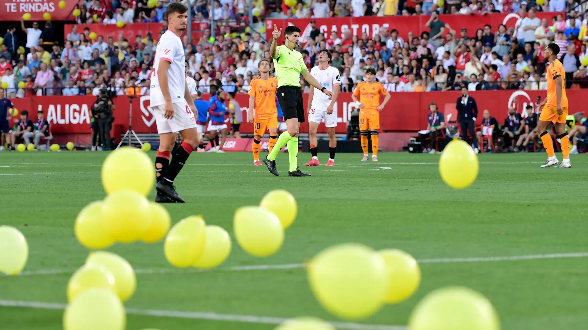 L'arbitro ha dovuto interrompere momentaneamente il match per permettere la pulizia del campo

