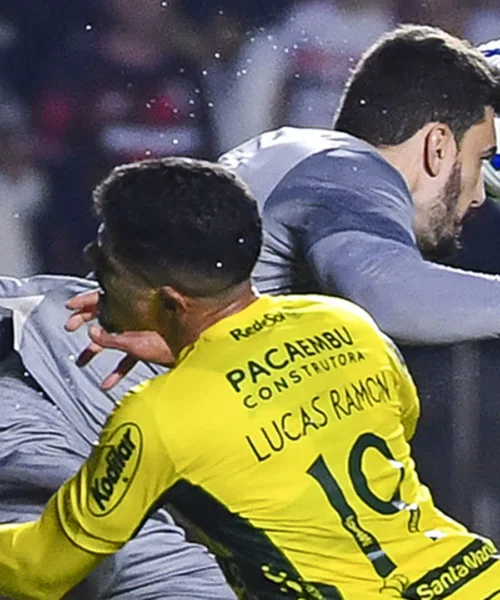 Terribile scontro durante la partita, le foto