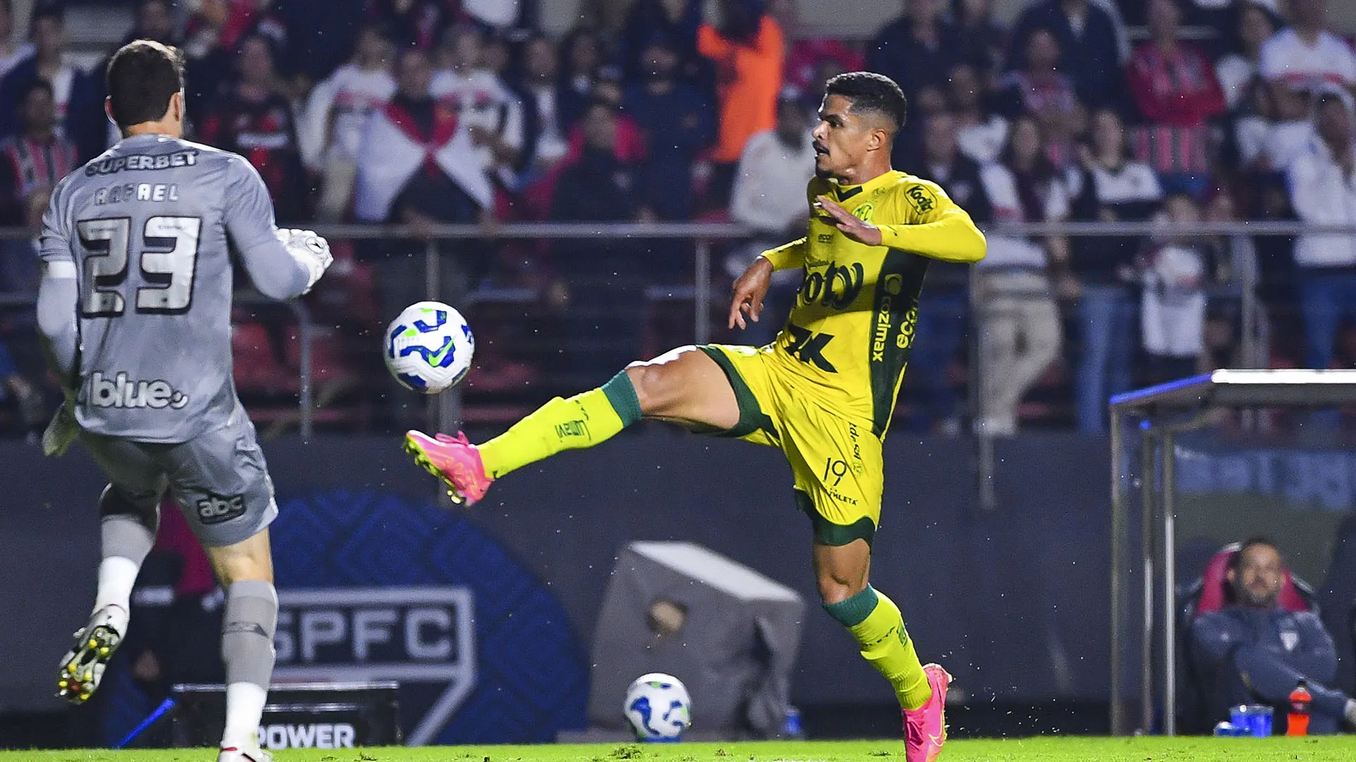 Il portiere è uscito a grande velocità e ha travolto l'avversario
