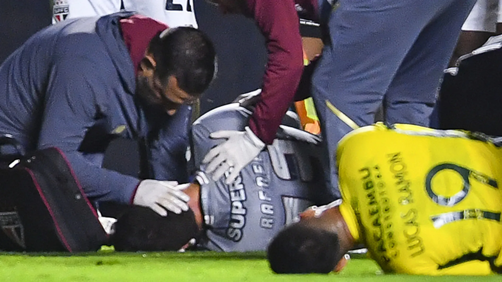 I medici di entrambe le squadre si sono subito precipitati in campo
