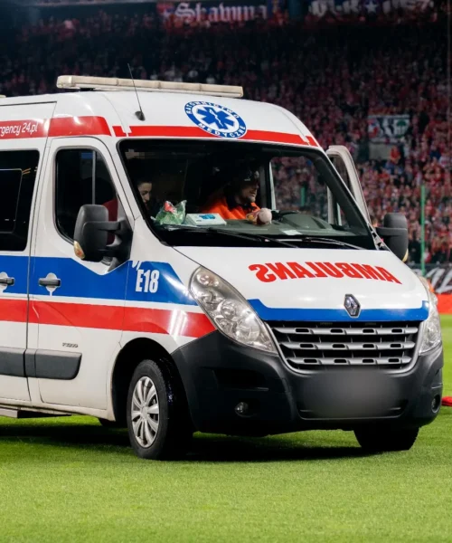 Infortunio orribile, l’ambulanza si precipita in campo. Foto